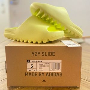 Yeezy Slide Green Glow size 5